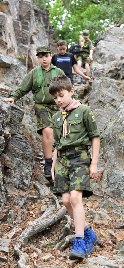 Pěšina ve skalním útesu